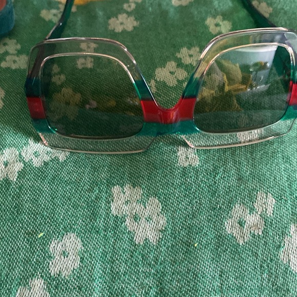Authentic Gucci sunglasses!! Zero scratches and like new condition ❤️💚❤️ - Picture 6 of 7